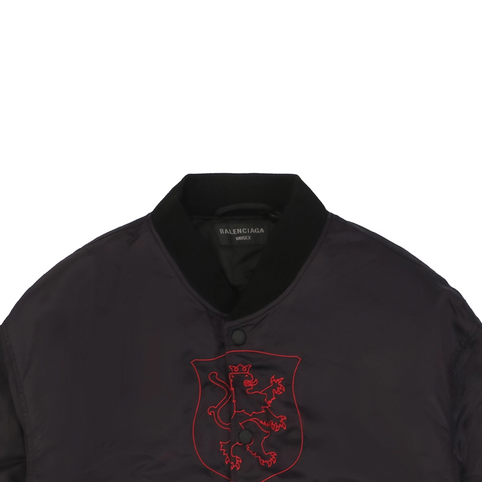 Balenciaga-x-Manchester-United-Crest-Embroidered-Lightweight-Cotton-Jacket4.jpeg.webp Blcg X Manchester United Crest Embroidered Lightweight Cotton Jacket