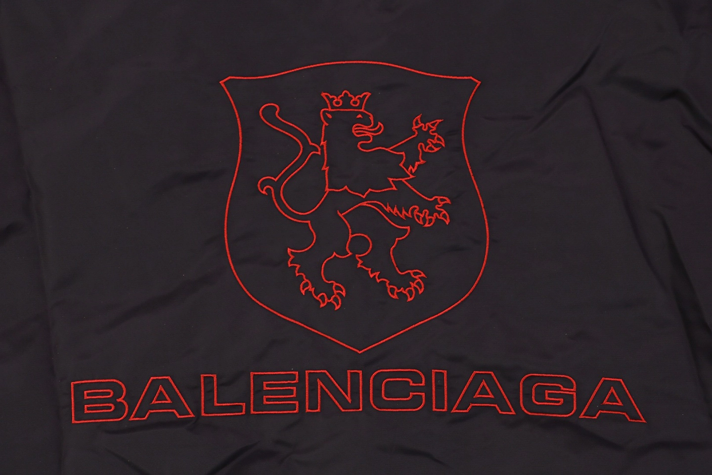 Balenciaga-x-Manchester-United-Crest-Embroidered-Lightweight-Cotton-Jacket5.jpeg.webp Blcg X Manchester United Crest Embroidered Lightweight Cotton Jacket