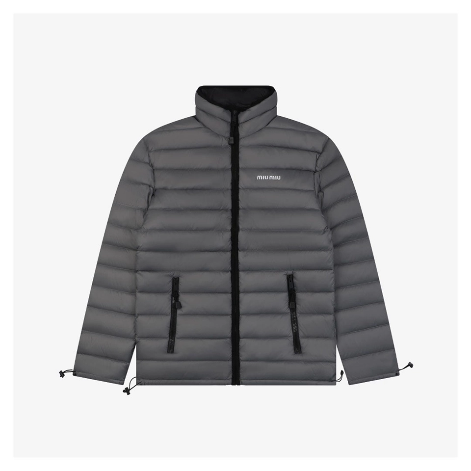 Miu-Miu-Minimal-Logo-Stand-Collar-Quilted-Down-Jacket9.jpeg.webp Mm Minimal Logo Stand Collar Quilted Down Jacket
