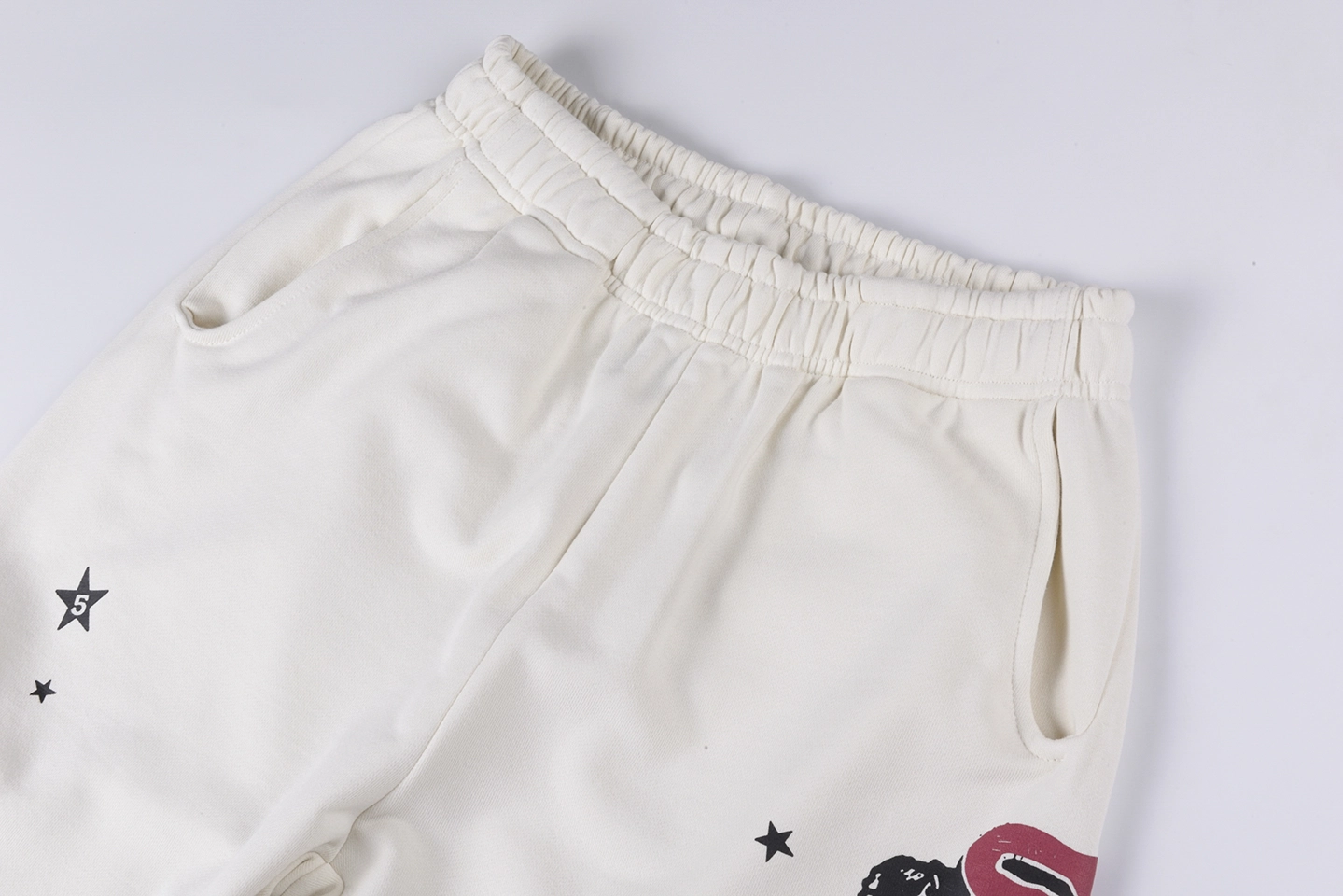 Sp5Der Scorpion Star Cream Sweatpants
