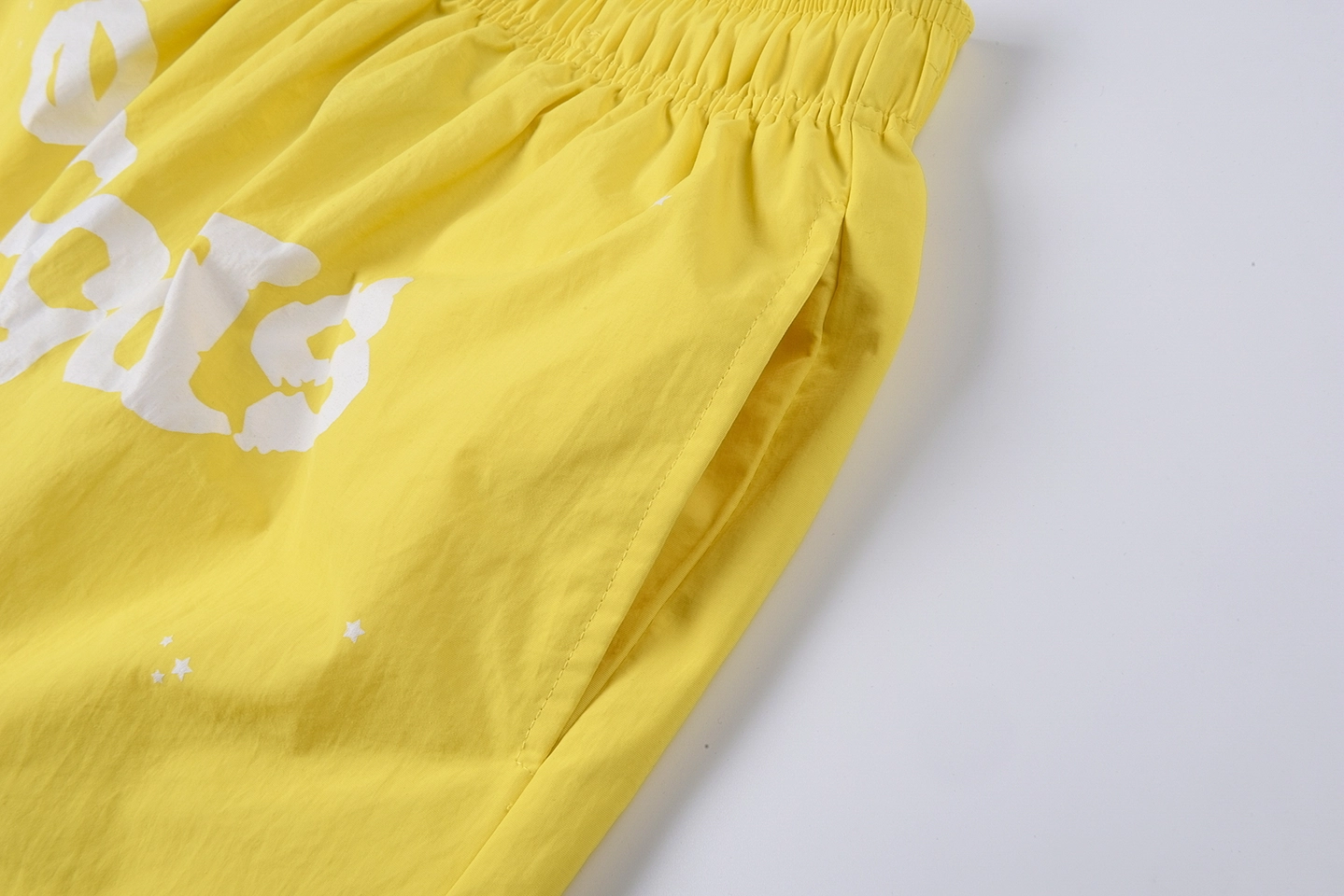 Sp5Der Sunburst Yellow Logo Graphic Shorts