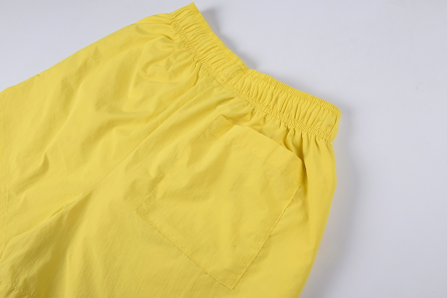 Sp5Der Sunburst Yellow Logo Graphic Shorts