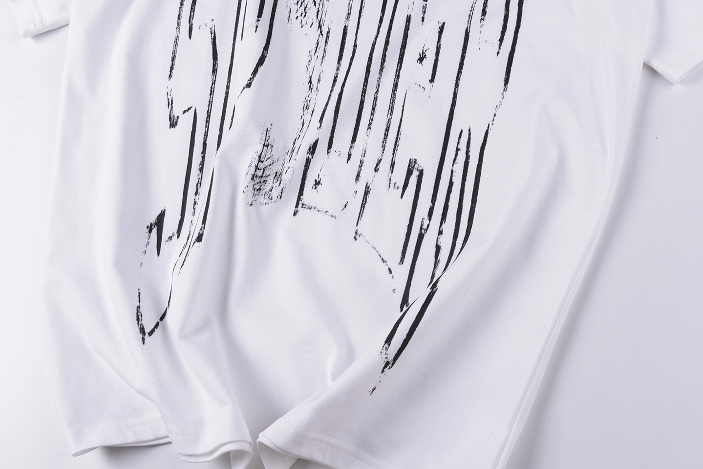 Sp5der-White-Distressed-Arc-Logo-Graphic-T-Shirt4.webp Sp5Der White Distressed Arc Logo Graphic T Shirt