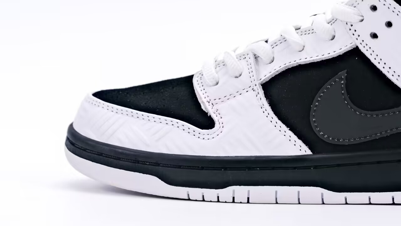 TIGHTBOOTH-x-NK-SB-Dunk-Low2.webp Tightbooth X Dunk Low Sb Replica