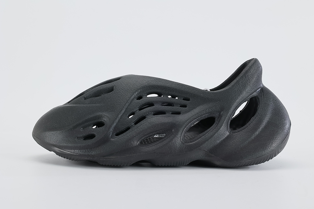 Yeezy Foam Runner Onyx – Image 3 Yeezy Foam Runner 'Onyx' Replica