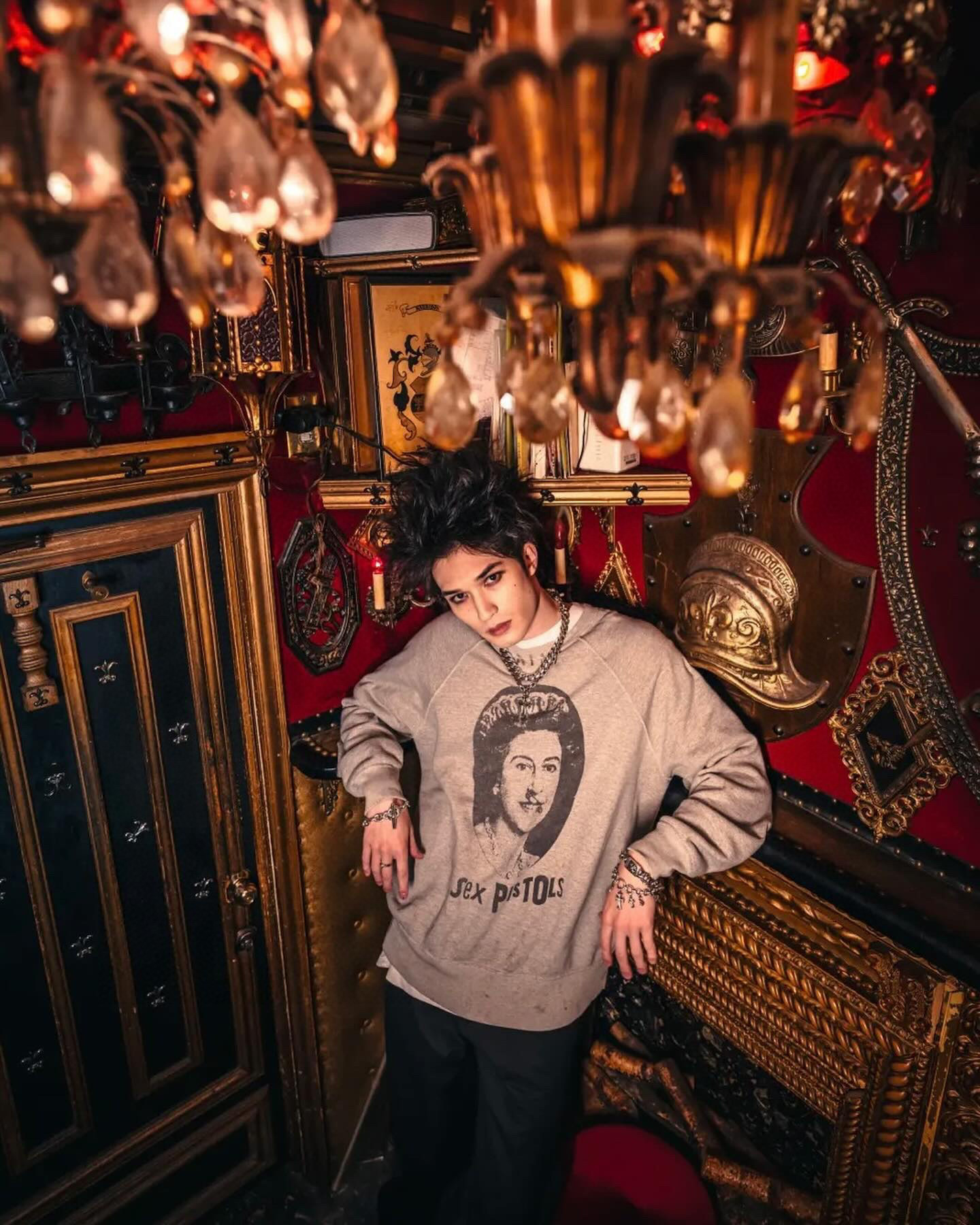 Saint Michael Queen Elizabeth Distressed Print Sweatshirt – Image 1 Saint Michael Queen Elizabeth Distressed Print Sweatshirt – Image 1