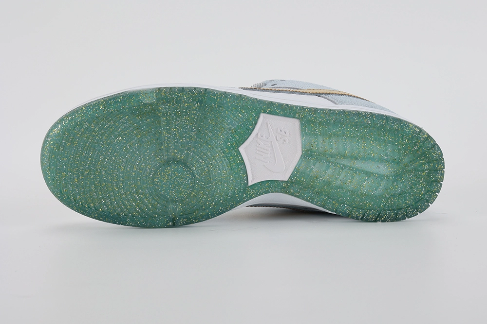 Sean Cliver X Dunk Low Sb Holiday Special – Image 4 sean-cliver-x-dunk-low-sb-'holiday-special'-replica