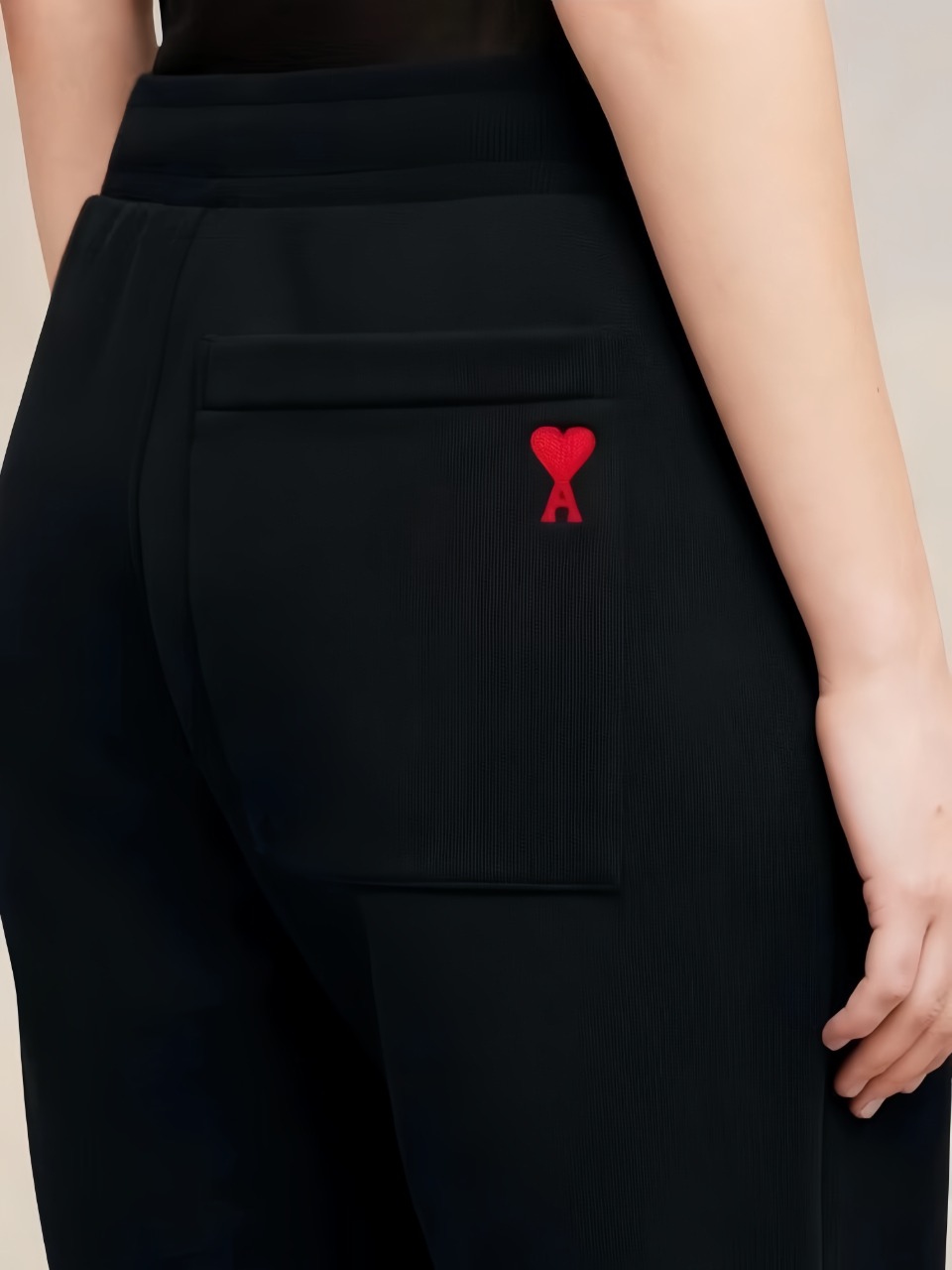 Ami Back Pocket Heart Embroidery Shorts – Image 7 Ami Back Pocket Heart Embroidery Shorts – Image 7