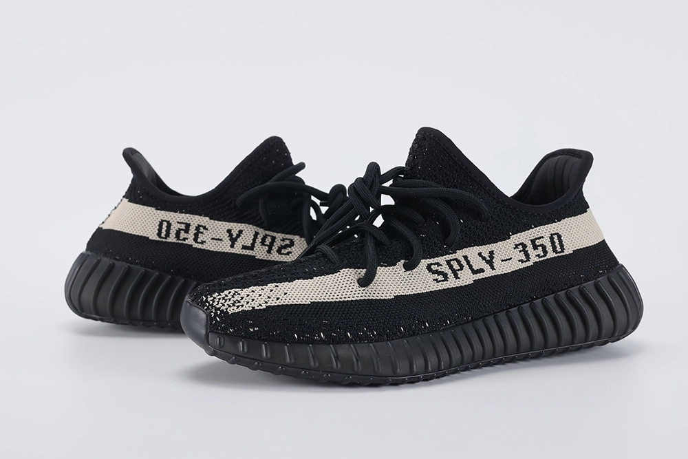 Yeezy Boost 350 V2 Oreo Replica – Image 2 Yeezy Boost 350 V2 'Oreo' Replica